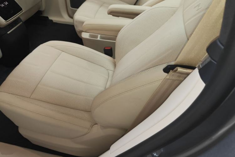 Used ONVO Luxeed L90 2025 Model—Max Six-Seater Version Left Rear Seat