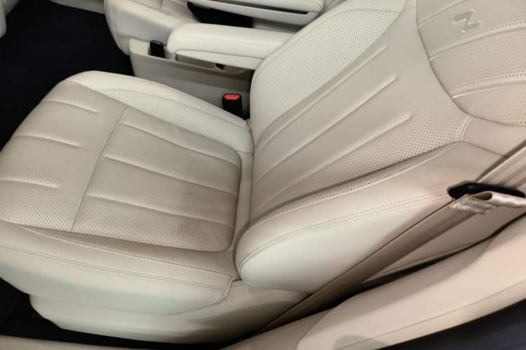Used ONVO Luxeed L90 2025 Model—Max Six-Seater Version Left Rear Seat