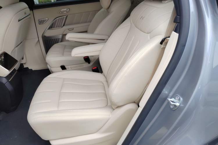 Used ONVO Luxeed L90 2025 Model—Ultra Six-Seater Version Left Rear Seat