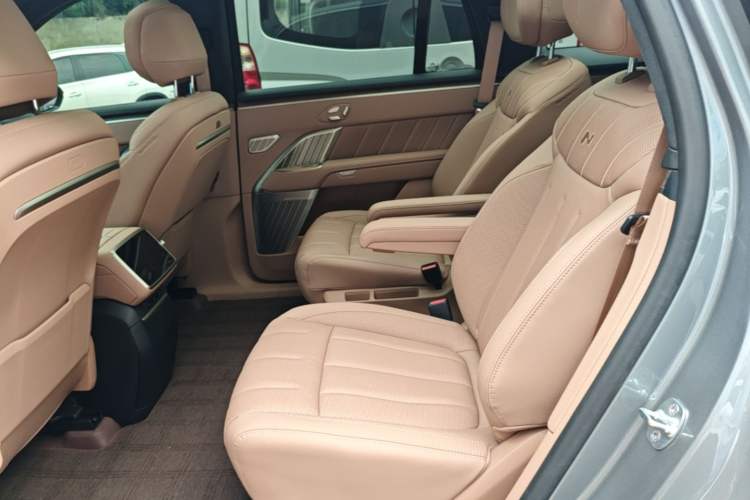 Used ONVO Luxeed L90 2025 Model—Max Six-Seater Version Left Rear Seat