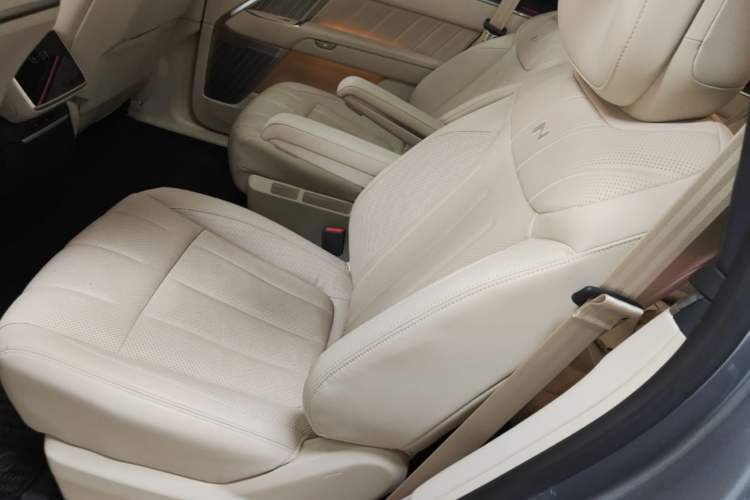 Used ONVO Luxeed L90 2025 Model—Max Six-Seater Version Left Rear Seat