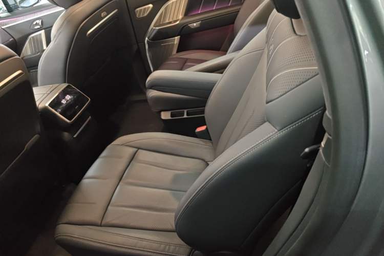 Used ONVO Luxeed L90 2025 Model—Max Six-Seater Version Left Rear Seat