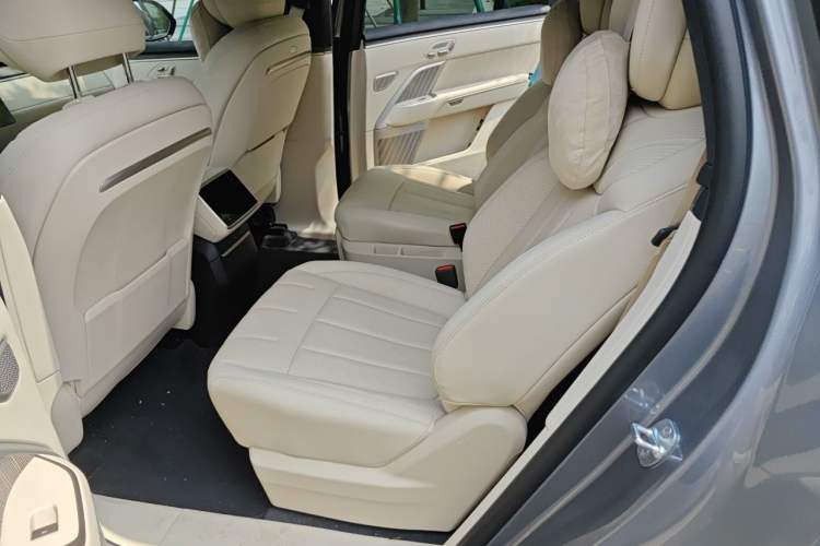 Used ONVO Luxeed L90 2025 Model—Max Six-Seater Version Left Rear Seat