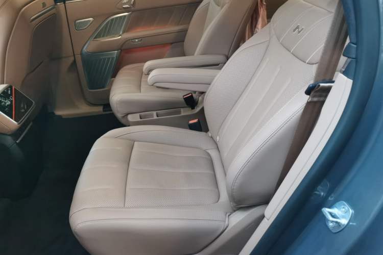 Used ONVO Luxeed L90 2025 Model—Max Six-Seater Version Left Rear Seat