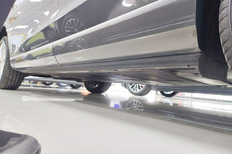 Used ONVO Luxeed L90 2025 Model Max Six-Seater 60-degree Battery Edition Left Side Sill