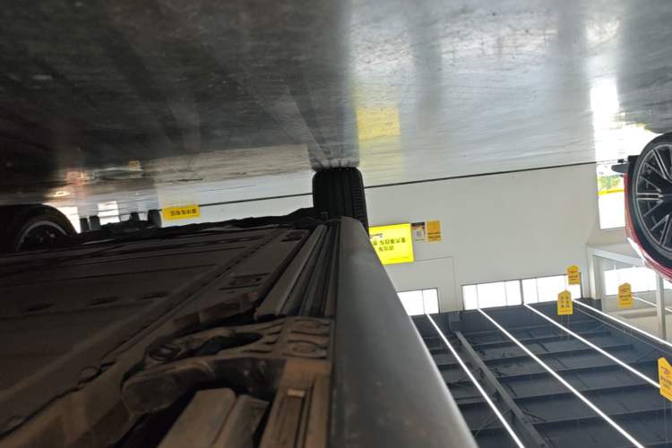 Used ONVO Luxeed L90 2025 Model—Max Six-Seater Version Left Side Sill