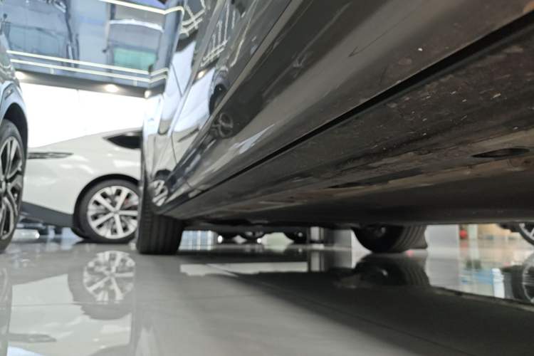 Used ONVO Luxeed L90 2025 Model—Max Six-Seater Version Left Side Sill