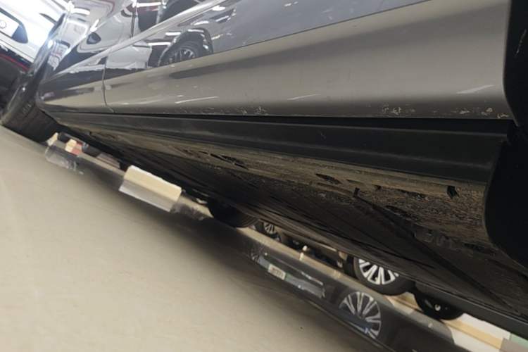 Used ONVO Luxeed L90 2025 Model—Max Six-Seater Version Left Side Sill
