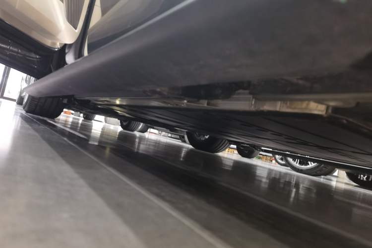 Used ONVO Luxeed L90 2025 Model—Ultra Six-Seater Version Left Side Sill