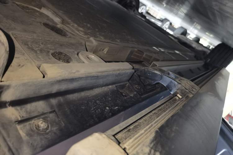 Used ONVO Luxeed L90 2025 Model—Max Six-Seater Version Left Side Sill