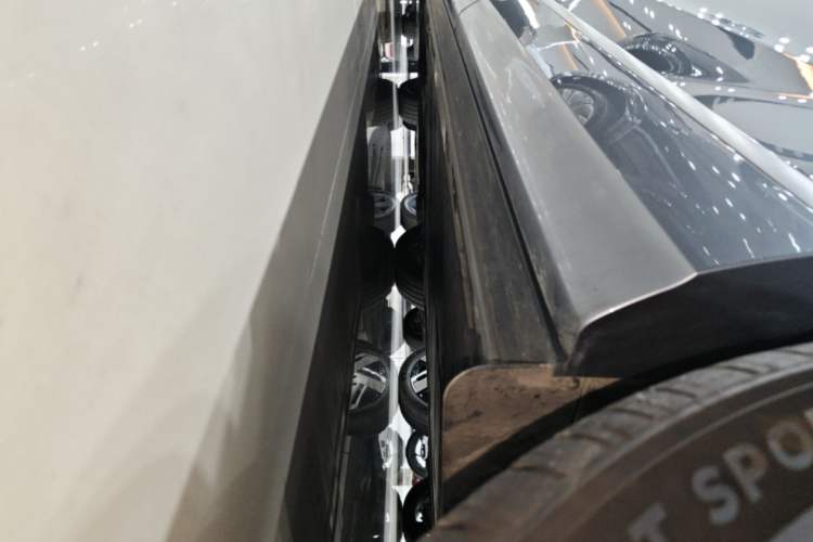 Used ONVO Luxeed L90 2025 Model—Ultra Six-Seater Version Left Side Sill