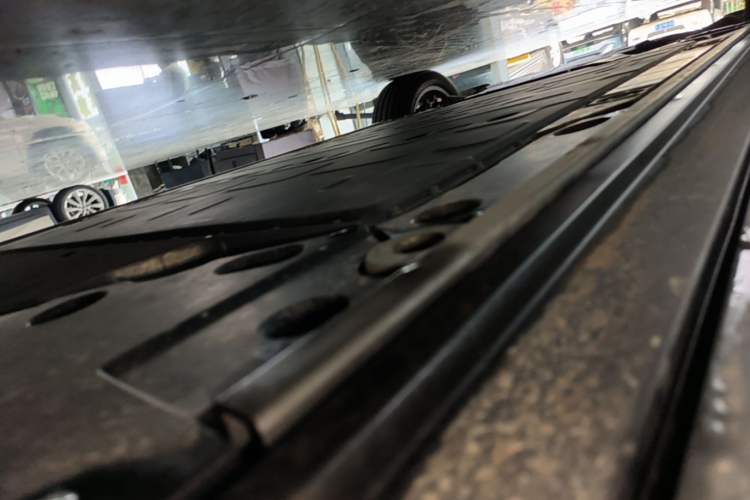 Used ONVO Luxeed L90 2025 Model—Max Six-Seater Version Left Side Sill