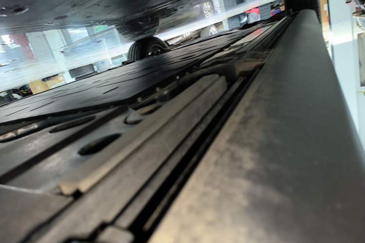 Used ONVO Luxeed L90 2025 Model—Ultra Six-Seater Version Left Side Sill