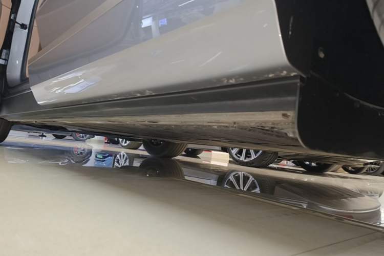 Used ONVO Luxeed L90 2025 Model—Max Six-Seater Version Left Side Sill