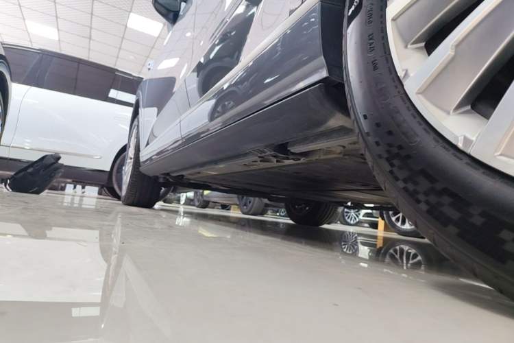 Used ONVO Luxeed L90 2025 Model Ultra Six-Seater 60-degree Battery Edition Left Side Sill