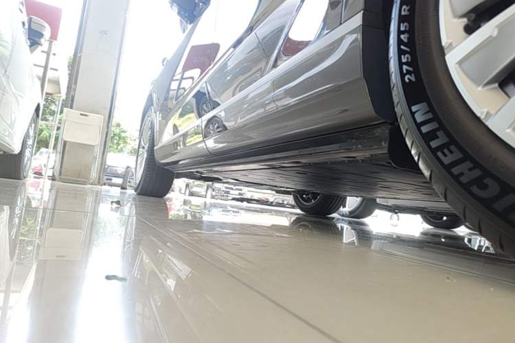 Used ONVO Luxeed L90 2025 Model—Max Six-Seater Version Left Side Sill