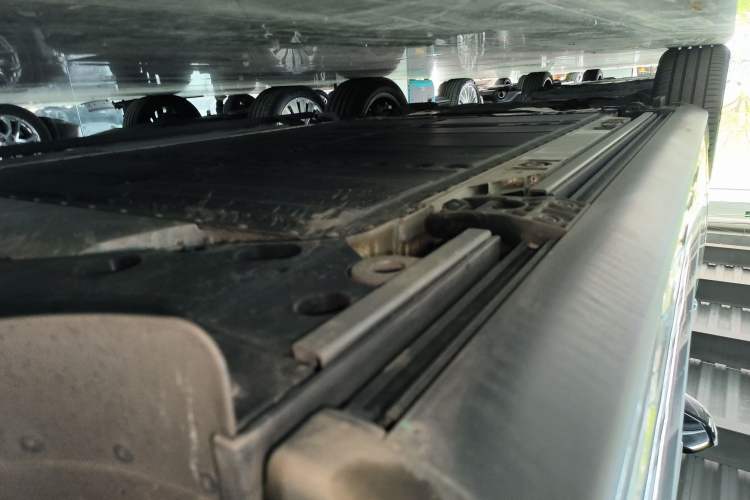 Used ONVO Luxeed L90 2025 Model—Max Six-Seater Version Left Side Sill