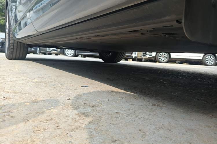 Used ONVO Luxeed L90 2025 Model—Max Six-Seater Version Left Side Sill