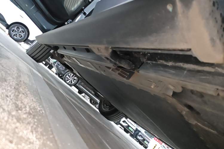 Used ONVO Luxeed L90 2025 Model—Max Six-Seater Version Left Side Sill
