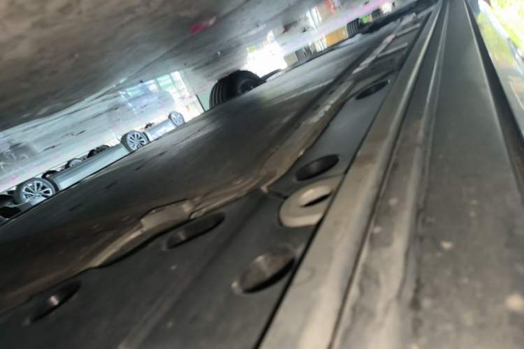 Used ONVO Luxeed L90 2025 Model—Max Six-Seater Version Left Side Sill