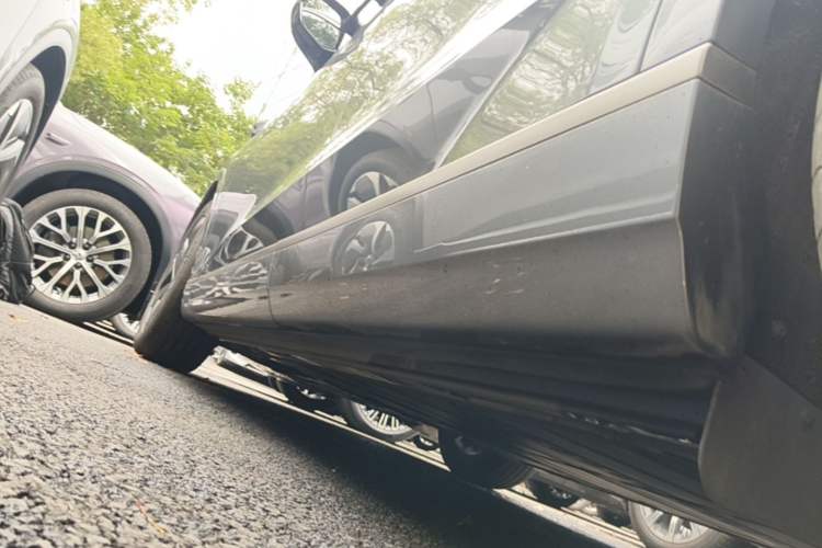 Used ONVO Luxeed L90 2025 Model—Max Six-Seater Version Left Side Sill