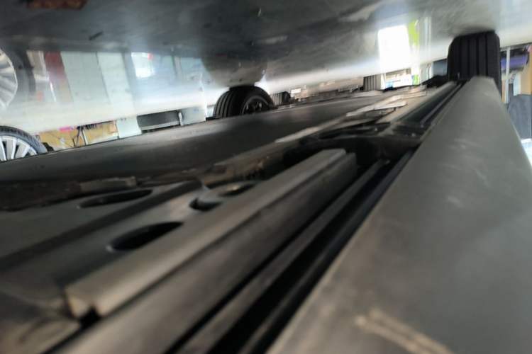 Used ONVO Luxeed L90 2025 Model—Max Six-Seater Version Left Side Sill