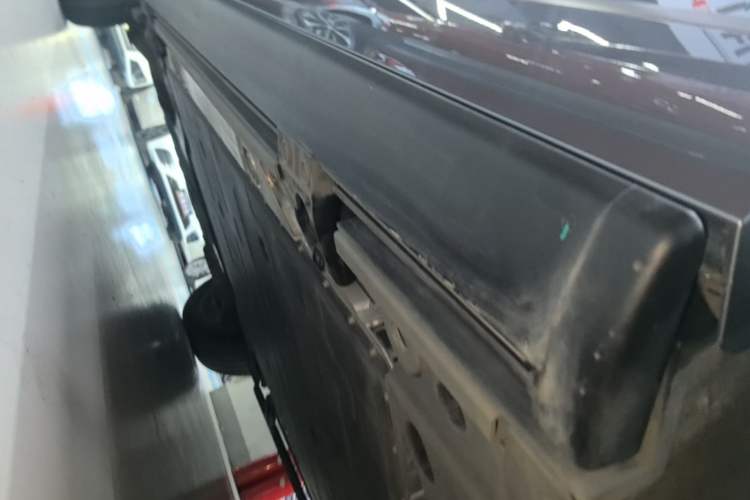 Used ONVO Luxeed L90 2025 Model—Max Six-Seater Version Left Side Sill