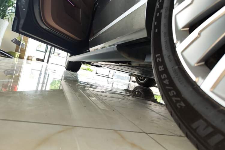 Used ONVO Luxeed L90 2025 Model—Ultra Six-Seater Version Left Side Sill