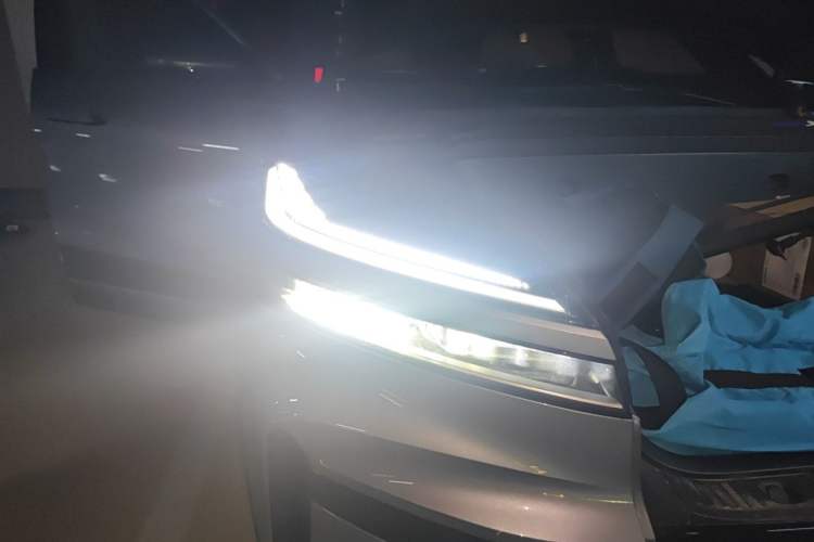 Used ONVO Luxeed L90 2025 Model—Max Six-Seater Version Right Front Headlight