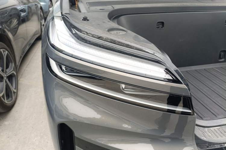 Used ONVO Luxeed L90 2025 Model—Ultra Six-Seater Version Right Front Headlight