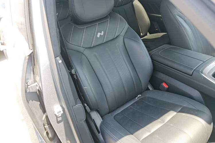 Used ONVO Luxeed L90 2025 Model—Max Six-Seater Version Right Front Seat