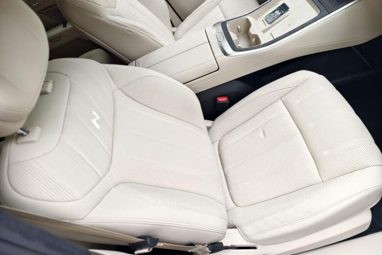 Used ONVO Luxeed L90 2025 Model—Max Six-Seater Version Right Front Seat