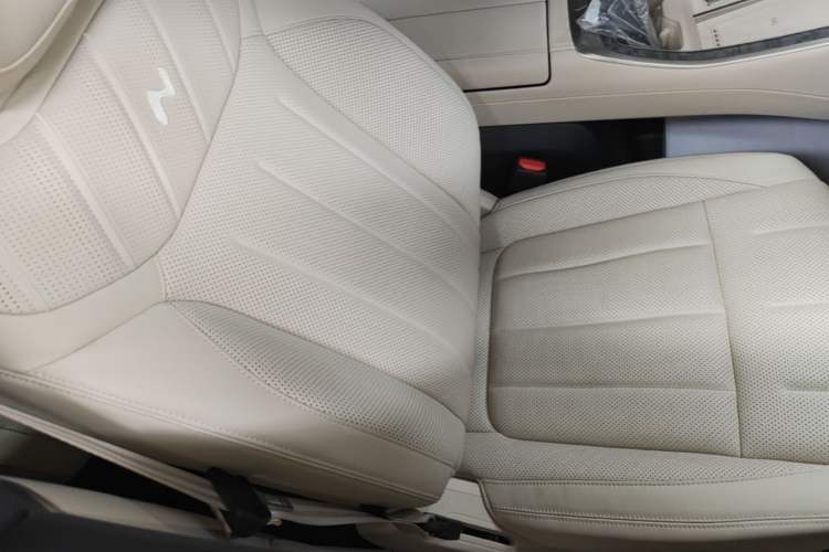 Used ONVO Luxeed L90 2025 Model—Max Six-Seater Version Right Front Seat