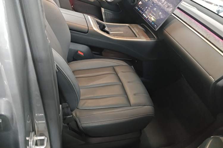 Used ONVO Luxeed L90 2025 Model—Max Six-Seater Version Right Front Seat
