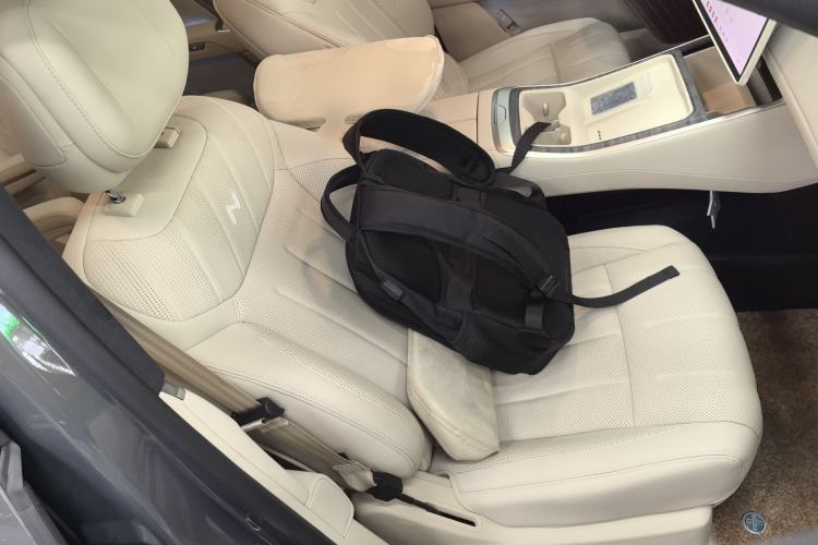 Used ONVO Luxeed L90 2025 Model—Max Six-Seater Version Right Front Seat