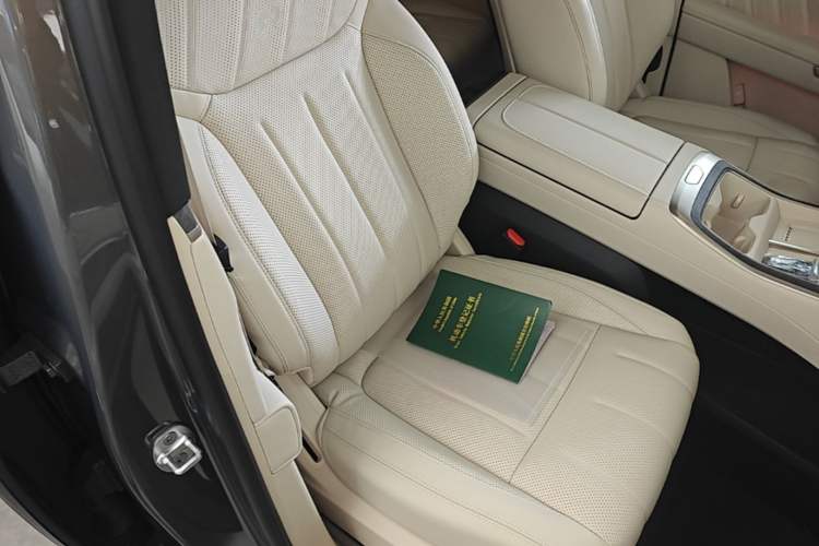 Used ONVO Luxeed L90 2025 Model—Ultra Seven-Seater Version Right Front Seat