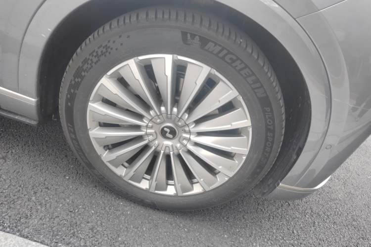 Used ONVO Luxeed L90 2025 Model—Ultra Six-Seater Version Right Front Wheel Hub