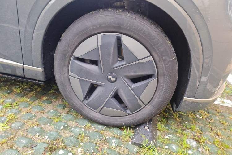 Used ONVO Luxeed L90 2025 Model—Max Six-Seater Version Right Front Wheel Hub