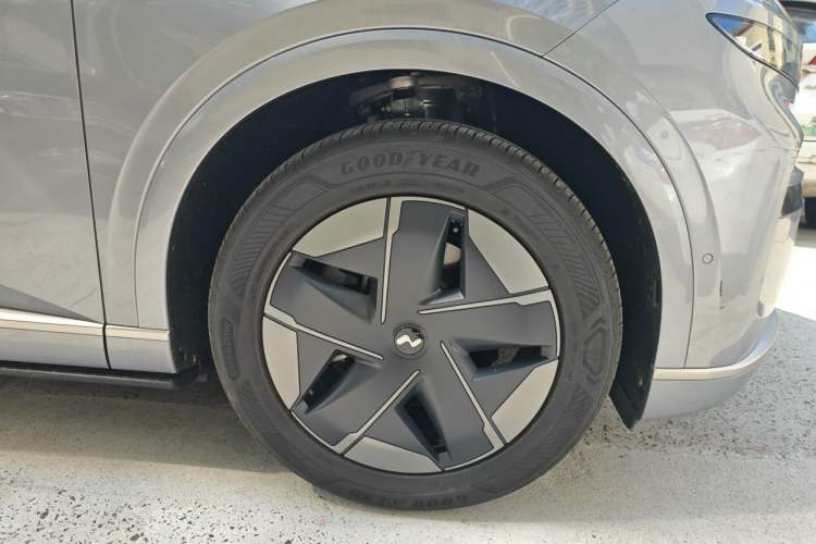 Used ONVO Luxeed L90 2025 Model—Ultra Six-Seater Version Right Front Wheel Hub