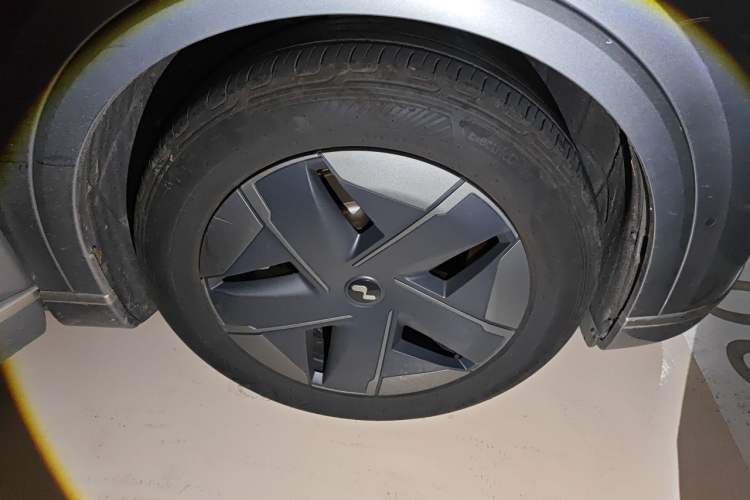 Used ONVO Luxeed L90 2025 Model—Max Six-Seater Version Right Front Wheel Hub