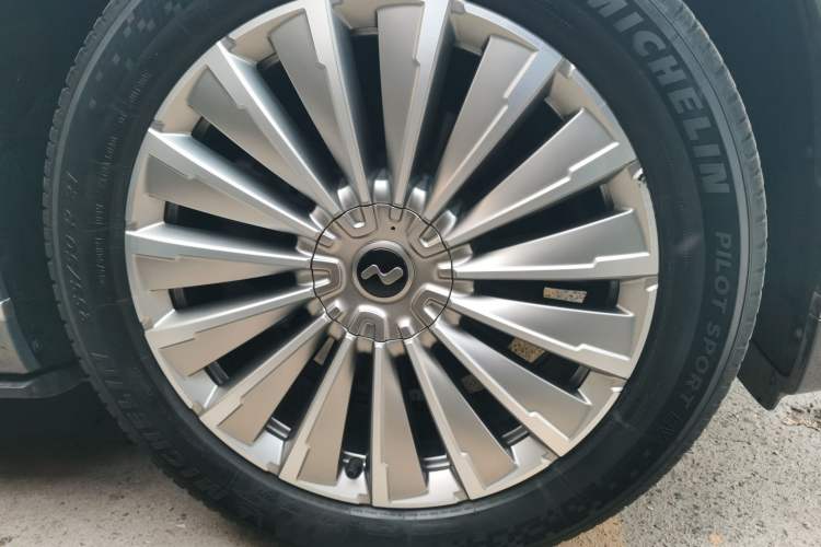 Used ONVO Luxeed L90 2025 Model—Max Six-Seater Version Right Front Wheel Hub