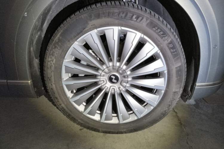 Used ONVO Luxeed L90 2025 Model—Max Six-Seater Version Right Front Wheel Hub