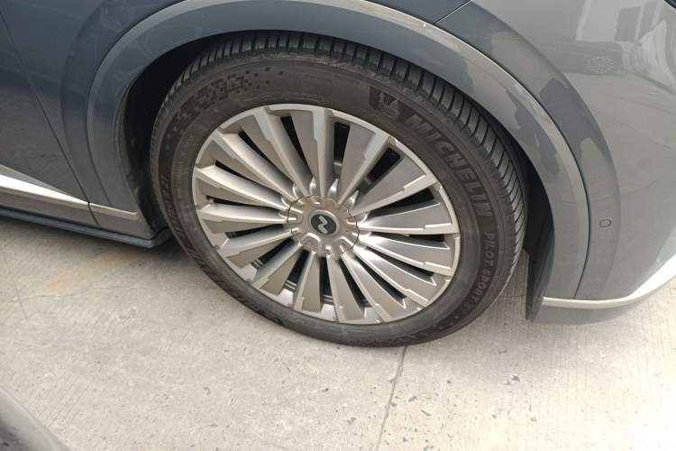Used ONVO Luxeed L90 2025 Model—Ultra Six-Seater Version Right Front Wheel Hub