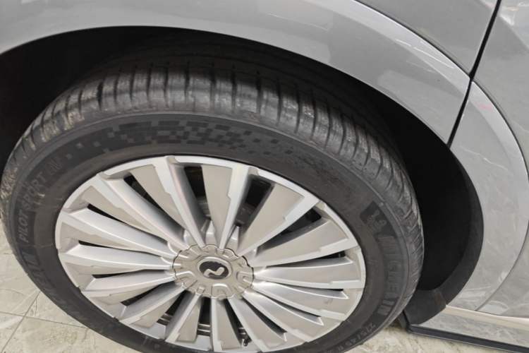 Used ONVO Luxeed L90 2025 Model Max Six-Seater 60-degree Battery Edition Right Rear Wheel Hub