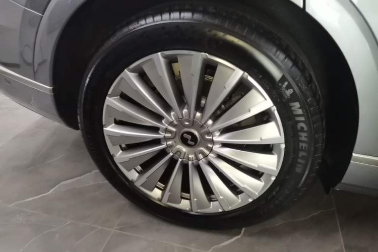 Used ONVO Luxeed L90 2025 Model—Ultra Six-Seater Version Right Rear Wheel Hub