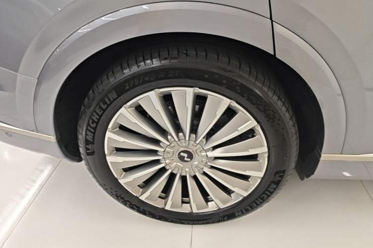 Used ONVO Luxeed L90 2025 Model—Max Six-Seater Version Right Rear Wheel Hub