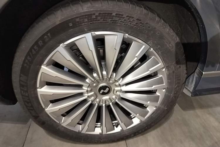 Used ONVO Luxeed L90 2025 Model—Max Six-Seater Version Right Rear Wheel Hub
