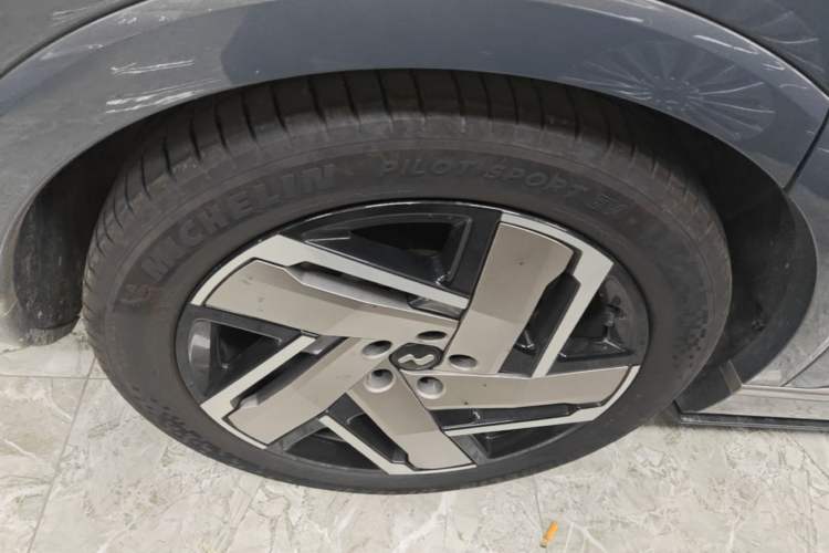 Used ONVO Luxeed L90 2025 Model Ultra Six-Seater 60-degree Battery Edition Right Rear Wheel Hub