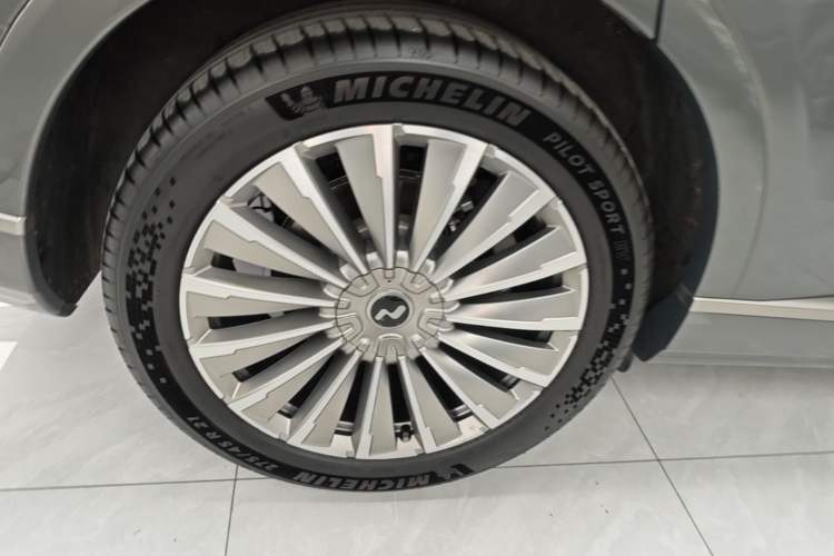 Used ONVO Luxeed L90 2025 Model—Max Six-Seater Version Right Rear Wheel Hub