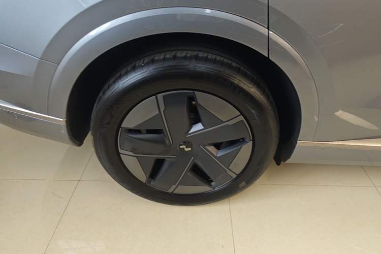 Used ONVO Luxeed L90 2025 Model—Max Six-Seater Version Right Rear Wheel Hub